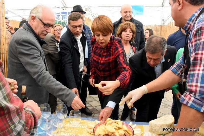 La feria fue inaugurada por la consejera insular Minerva Alonso (Foto TA)